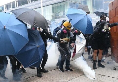 Акция протеста в Гонконге вылилась в столкновения с полицией