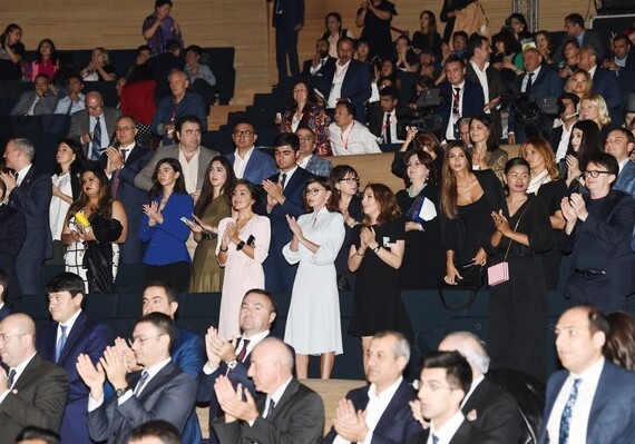 Первый вице-президент Азербайджана приняла участие в церемонии закрытия II Фестиваля поэзии, искусства и духовности - Насими (Фото)