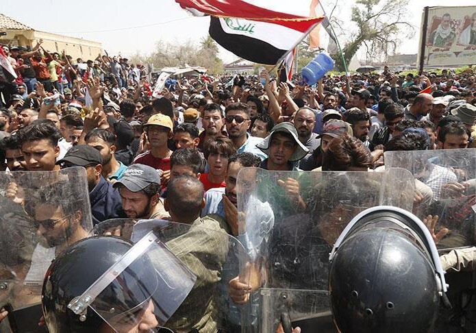 На юге Ирака ввели комендантский час, в Багдаде заблокирован интернет