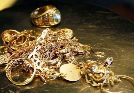 В Баку невестка украла золото у свекрови