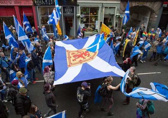 В Эдинбурге на марш в поддержку независимости Шотландии вышли более 200 тыс. человек (Фото)