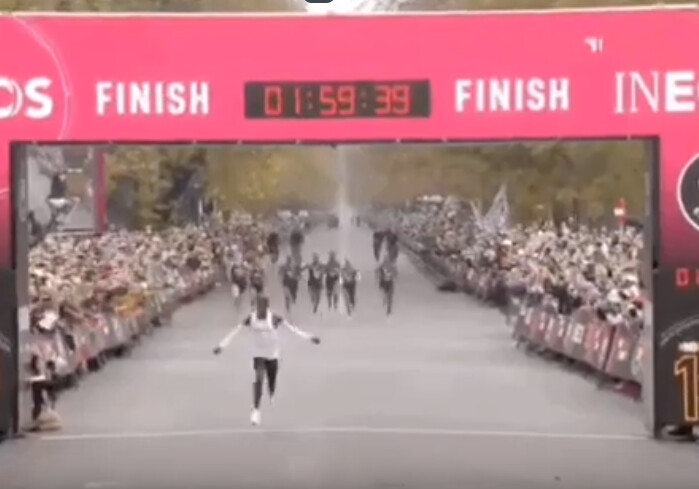 Кениец первым в истории пробежал марафон менее чем за 2 часа (Видео)