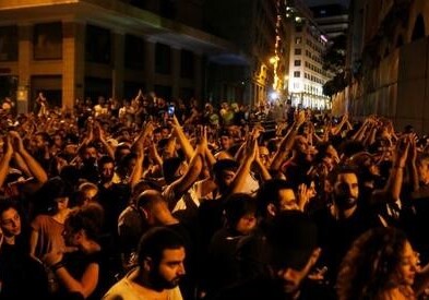 В Бейруте проходят массовые акции протеста из-за ввода налога на WhatsAp