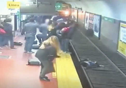 Женщина чудом избежала смерти упав на пути перед прибывающим поездом (Видео)