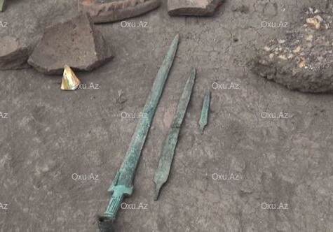 В Азербайджане во время сева обнаружены древние кинжал и меч (Фото)