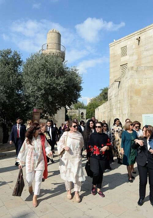 Первые леди совершили прогулку по «Ичеришехер» в Баку (Фото-Обновлено)