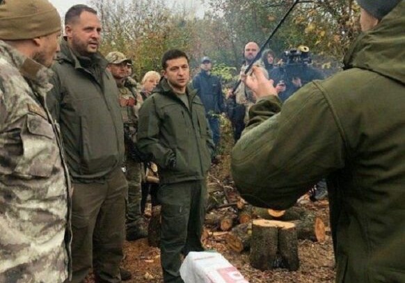 Зеленский прибыл в Донбасс на переговоры: «Я ж не лох какой-то, я тебе пришел и сказал: оружие убери» (Видео)