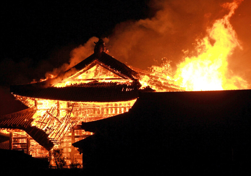 В Японии сгорел замок из списка всемирного наследия ЮНЕСКО (Фото-Видео)