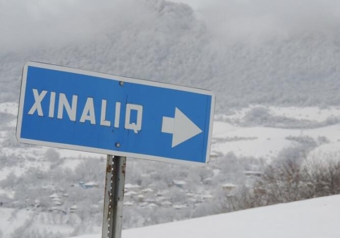 Поехавшие в Хыналыг туристы остались на дороге из-за снега