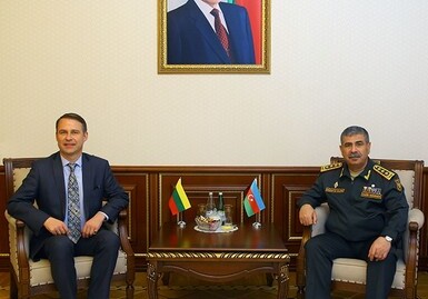 Министр обороны Азербайджана встретился с послом Литвы