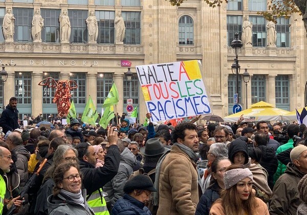 В Париже несколько тысяч человек вышли на марш против исламофобии