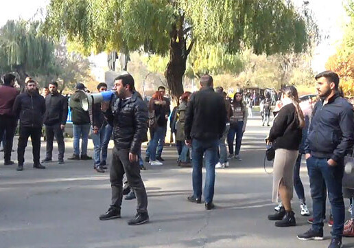 Армянские студенты проводят шествие с требованием отставки министра образования