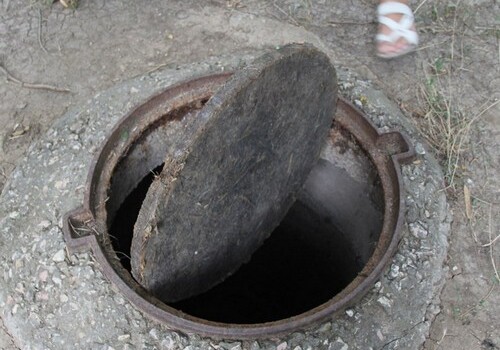 Двое жителей Баку погибли, провалившись в канализационный люк