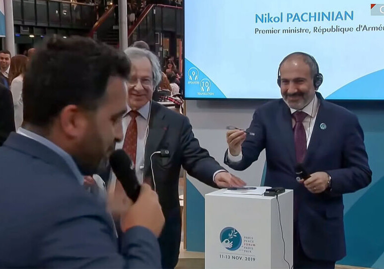 Премьер Армении в Париже получил «подарок из Азербайджана» (Видео)