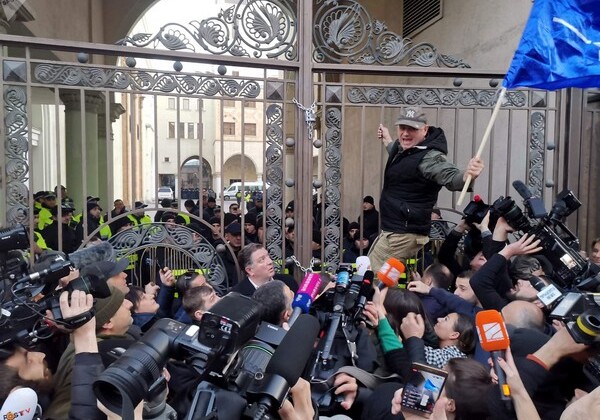 Лидеры оппозиции закрыли на замок здание парламента Грузии