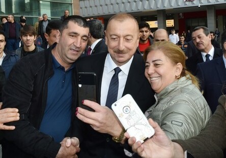 Президент Ильхам Алиев поделился в «Инстаграме» фотографиями со встречи с жителями в Баку