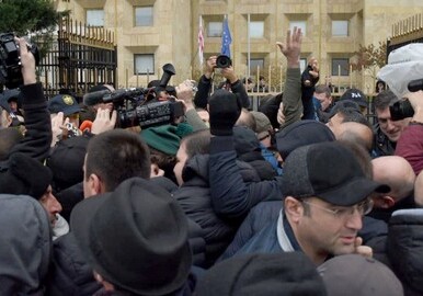«Все равно запрем вас на замок»: ситуация у здания правительства Грузии накалилась (Фото)