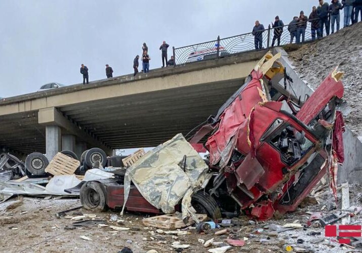 Очередное за день ДТП со смертельным исходом: грузовик упал с моста (Фото-Видео)