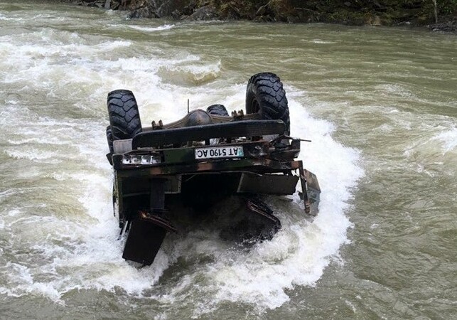 В Гедабеке грузовик упал в реку, погибли 2 человека