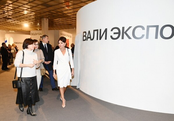 Мехрибан Алиева ознакомилась с 8-й Московской биеннале современного искусства (Фото)