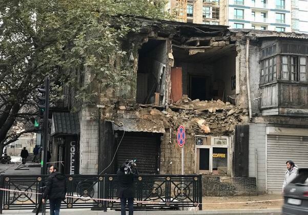 В центре Баку обрушилось двухэтажное здание (Фото-Видео)