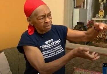 82-летняя бодибилдерша избила грабителя и сдала его копам (Видео)