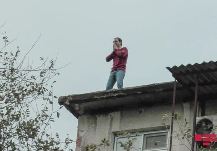В Баку спасен человек, пытавшийся броситься с крыши здания (Фото)