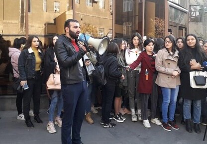 В Ереване студенты продолжают акции протеста