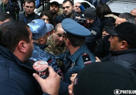 В Ереване произошла стычка между протестующими и полицией