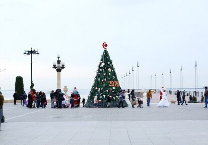 Бакинский бульвар готовится к Новому году