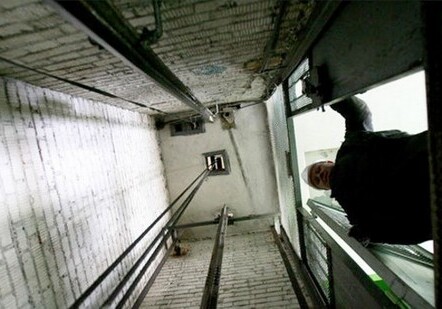 Несчастный случай в Баку: мужчина упал в шахту лифта