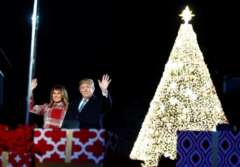Дональд и Меланья Трамп зажгли огни на рождественской ели у Белого дома (Видео)
