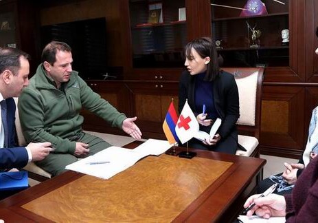 Министр обороны Армении принял делегацию МККК 