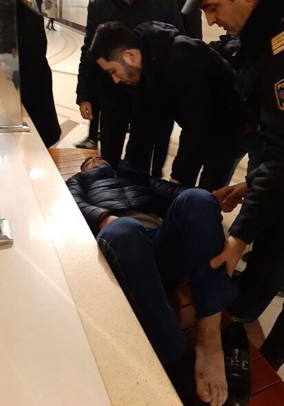 Потерявший сознание пассажир упал на рельсы в бакинском метро