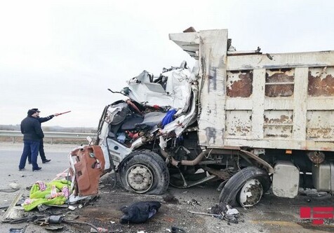 В Сумгайыте грузовик вылетел на обочину, погибли два человека (Фото)