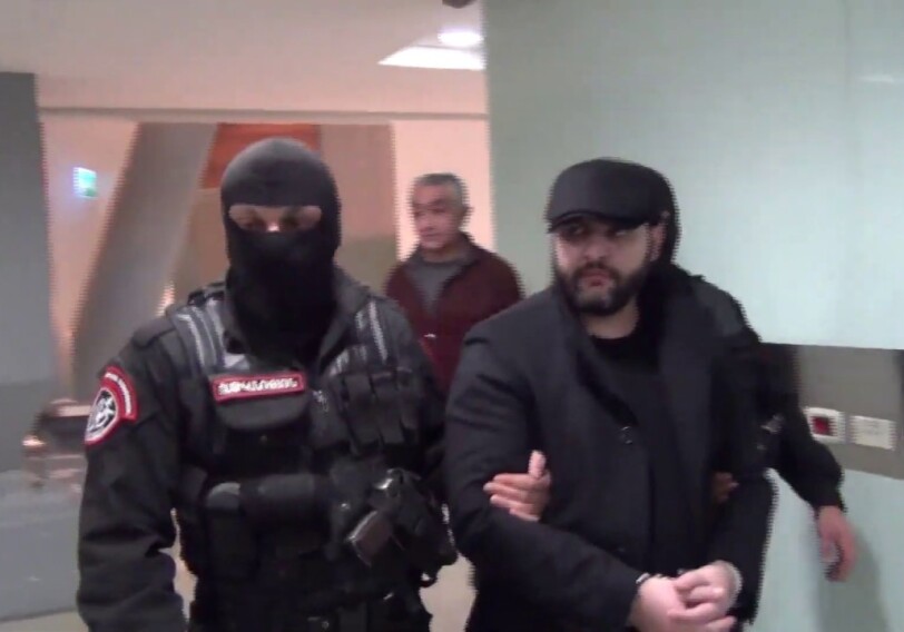 Объявленный в розыск племянник Сержа Саргсяна под конвоем экстрадирован в Армению (Видео)