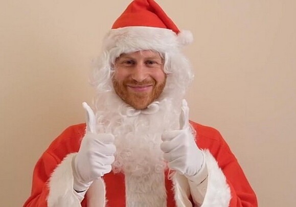 Принц Гарри в костюме Санта-Клауса поздравил детей-сирот с Рождеством (Фото-Видео)