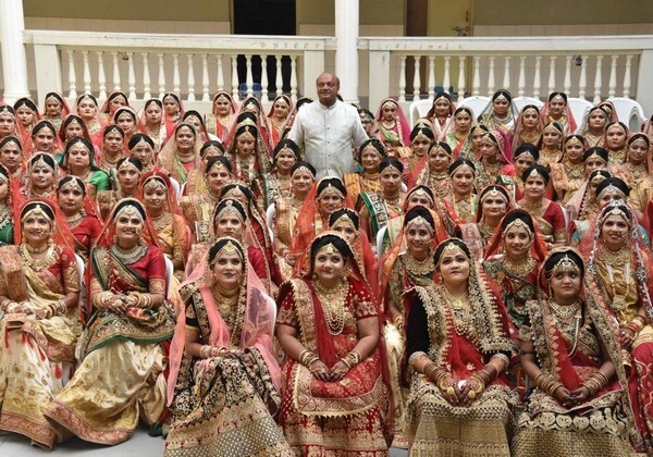 В Индии 271 пара поженилась одновременно