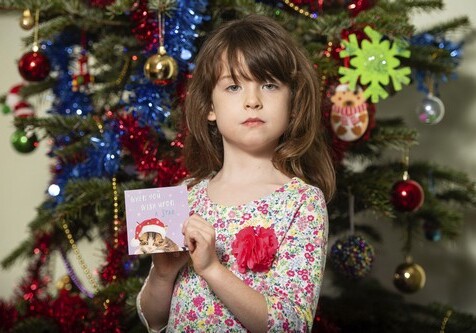 Девочка из Лондона нашла в рождественской открытке послание от заключенных (Фото)