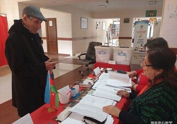В Баку проголосовал 93-летний мужчина (Фото)
