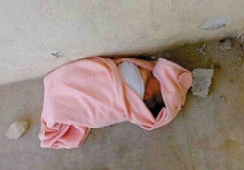 В Гяндже на улице найден новорожденный