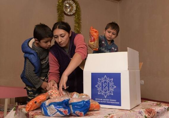 По инициативе Фонда Гейдара Алиева малообеспеченные семьи получают праздничные подарки (Фото)