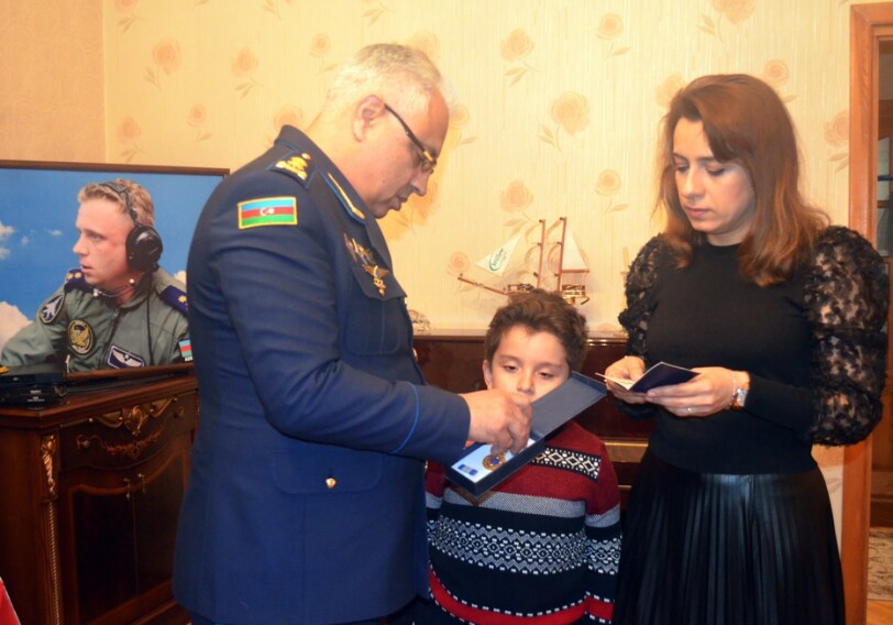 Медаль «За отвагу» вручена семье военного пилота Рашада Атакишиева (Фото)