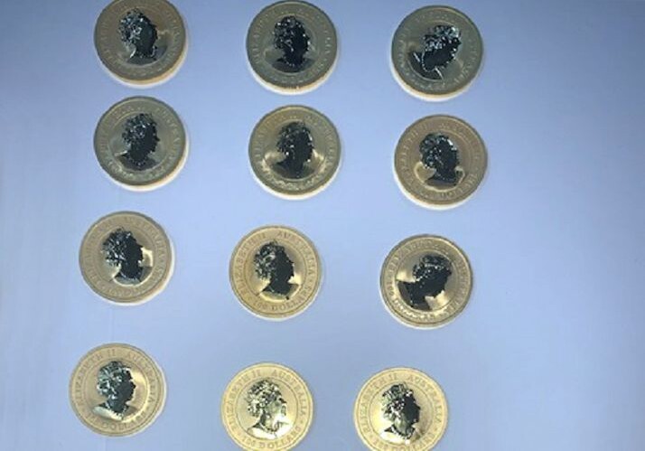 Предотвращена попытка контрабандного ввоза золотых монет из Дубая в Азербайджан (Фото)