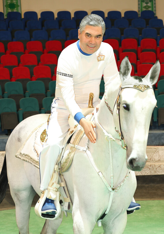 Президент Туркменистана не только читает рэп - На этот раз он устроил конное представление в цирке (Видео)