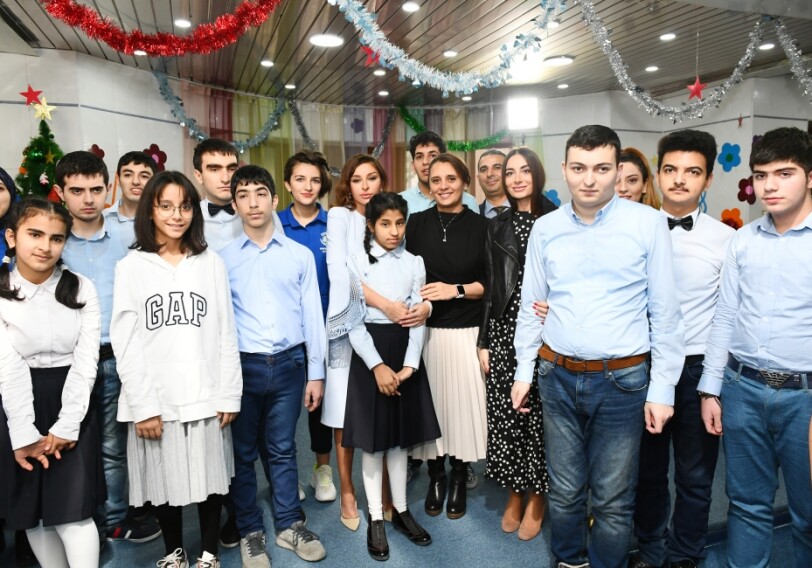 В Центре реабилитации для детей с синдромом аутизма организовано праздничное веселье - Первый вице-президент Мехрибан Алиева приняла участие