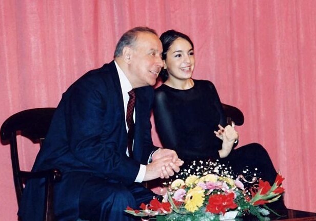 Лейла Алиева поздравила с Новым годом словами деда (Видео)