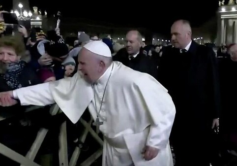 Папа римский извинился за то, что ударил женщину по руке (Видео)