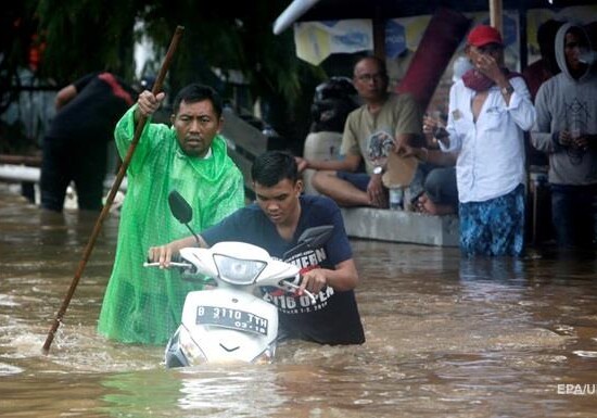 В Индонезии 21 человек погиб при наводнении
