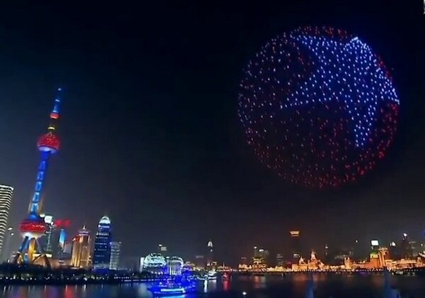 Дроны вместо фейерверков: китайцы придумали экологичное новогоднее шоу (Видео)